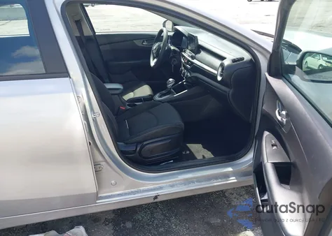 2021 Kia Forte Lxs z USA, uszkodzony, nr VIN 3KPF24AD4ME308895